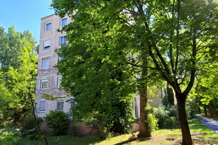 Eladó ingatlan, Veszprémi lakás - épület